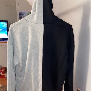 I am selling a pullover by Honey Punch, Color Black and Grey and in the size M